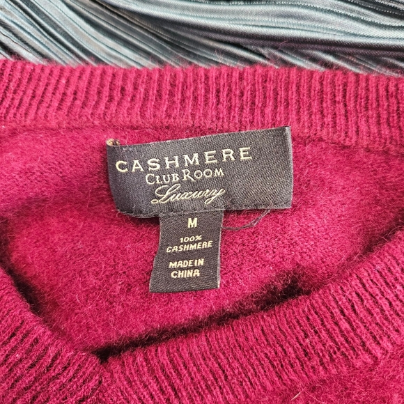 Men's V-Neck Sweater - Cashmere- Burgundy - Picture 3 of 5